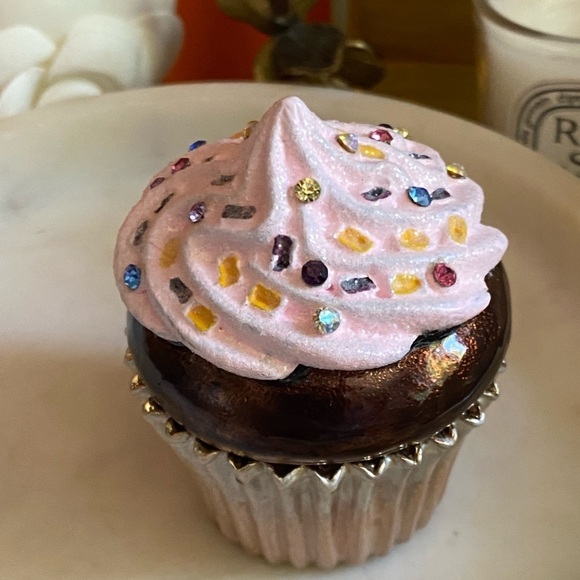 Authentic CIEL collectible frosted cupcake trinket box - Picture 2 of 7